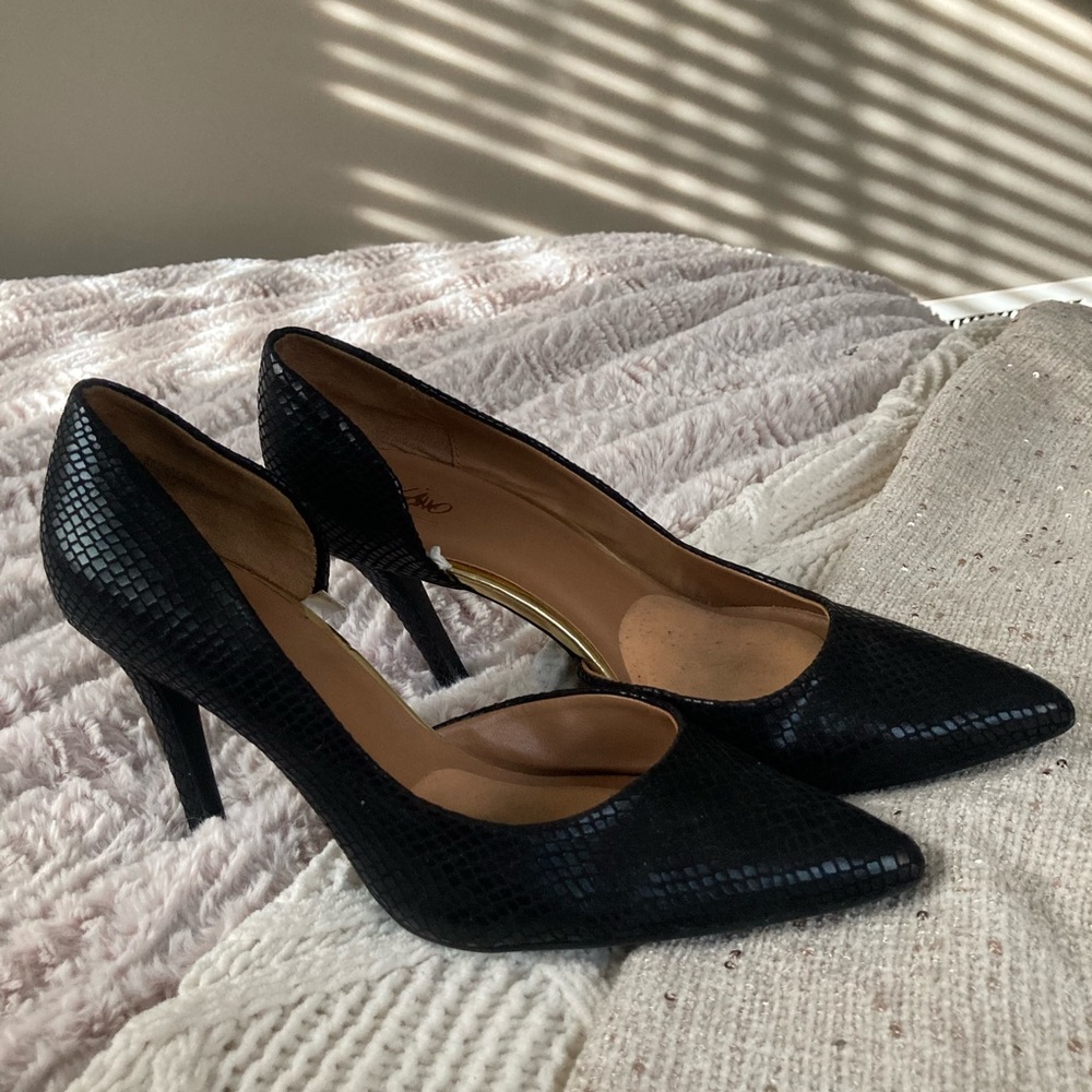 Faux snakeskin pumps